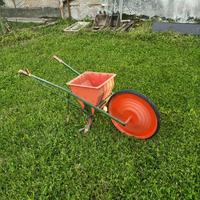 Vecchia carriola spandi concime per mais