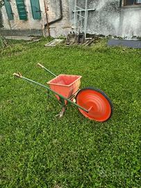 Vecchia carriola spandi concime per mais