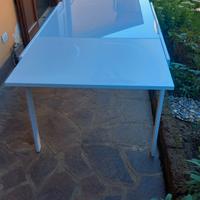 Tavolo estensibile da interno.