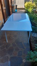 Tavolo estensibile da interno.