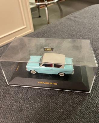 modellino ixo ford anglia blu 1-43