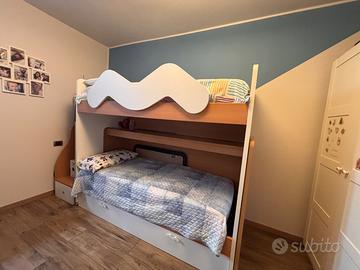 Letto a castello, tre posti e doghe in legno