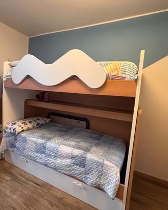 Letto a castello, tre posti e doghe in legno