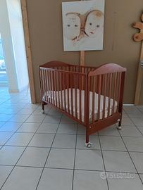 Lettino in legno. Nuovo 
