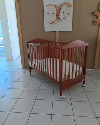 Lettino in legno. Nuovo 