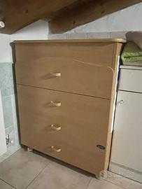 Cassettiera in legno chiaro