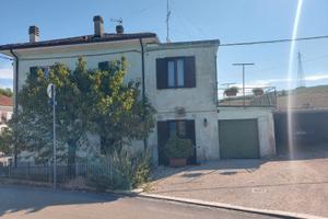 Pesaro casa indipendente 3 camere giardino garage