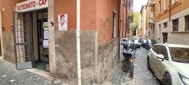 Luminoso Locale C1 per uso ufficio o negozio