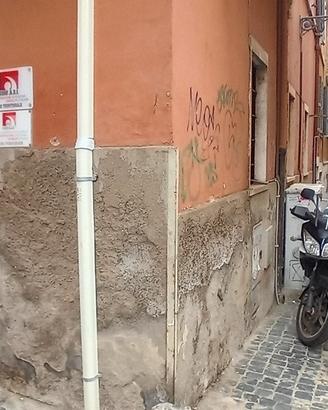 Luminoso Locale C1 per uso ufficio o negozio