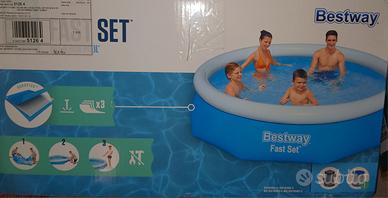 piscina con kit pulizia