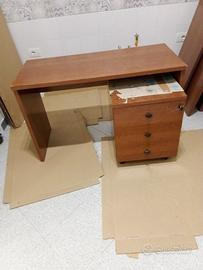 scrivania-dattilo e cassettiera con chiusura