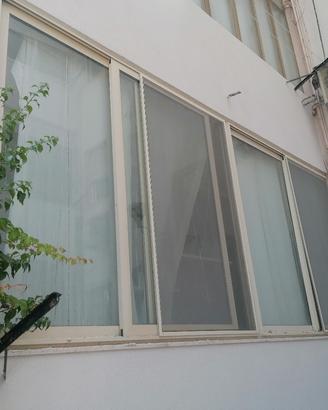 Infissi in alluminio bianchi con zanzariere
