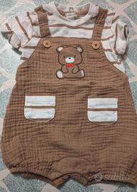 Pagliaccetto con finta salopette e ricami