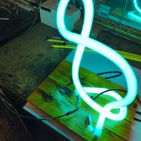 Lampada da tavolo neon lavorato a mano