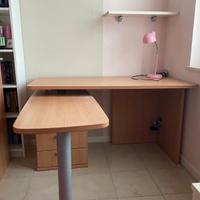 Scrivania con cassettiera e prolungamento 