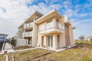 VILLA A SCHIERA D'ANGOLO A VILLAFRANCA DI VERONA