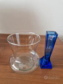 Coppia di Vasi Decorativi in Vetro Blu e Trasparen