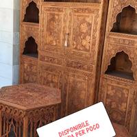 Mobili in legno intarsiato