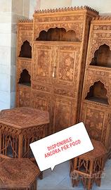 Mobili in legno intarsiato