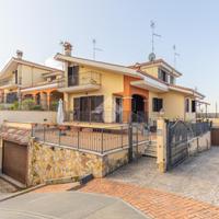 VILLA A SCHIERA D'ANGOLO A GUIDONIA MONTECELIO