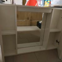 Armadietto a specchio per bagno.