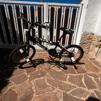 BMX nera con adesivi bianchi