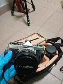 olympus om 1 con obiettivi e cavalletto