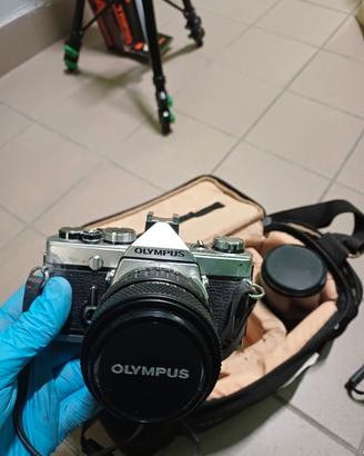 olympus om 1 con obiettivi e cavalletto