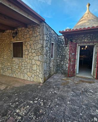 Composizione di trulli con lamie e terreno