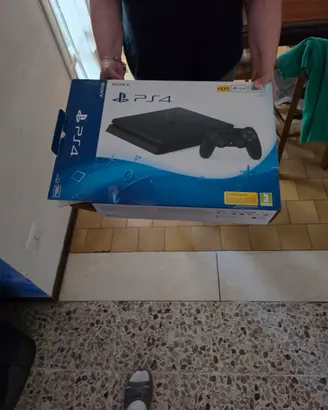 PLAYSTATION 4 SLIM