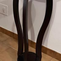 Tavolino in legno a 3 piedi – pratico e versatile