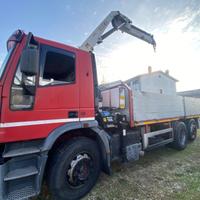Iveco EuroTech 190E30 con gru