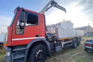 Iveco EuroTech 190E30 con gru