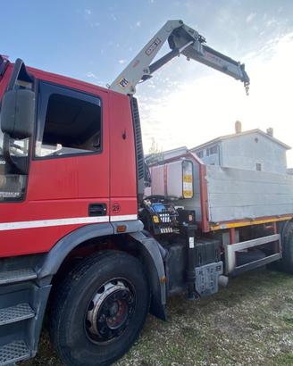 Iveco EuroTech 190E30 con gru