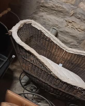 carrozzina d'epoca in vimini intrecciato