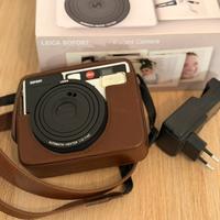 Leica Sofort Instant Camera bianca con custodia