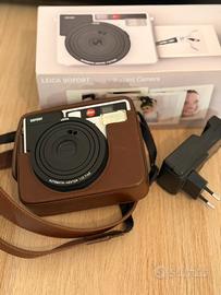 Leica Sofort Instant Camera bianca con custodia