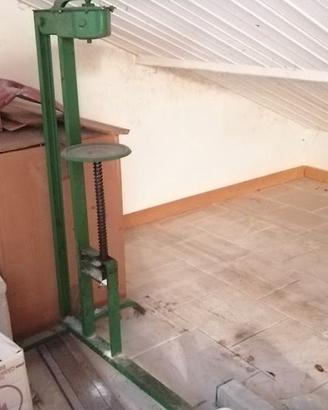 Macchina tappatrice a colonna