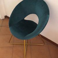 Poltrona in velluto e gambe dorate