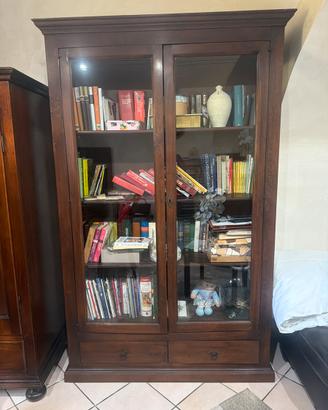 Armadio in legno massello e vetro