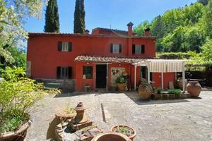 Rustico / Casale di 300 m² con più di 5 locali e b