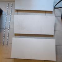 tre scaffali con cremagliera 