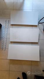 tre scaffali con cremagliera 