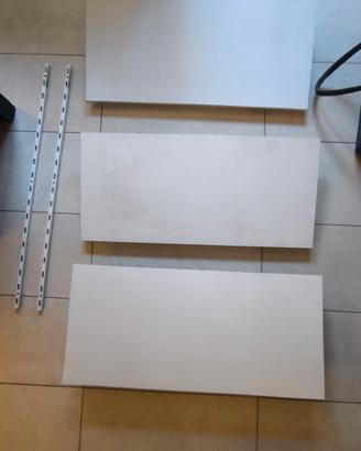 tre scaffali con cremagliera 