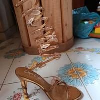 Tacchi con spirale e farfalle in dettagli