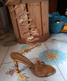 Tacchi con spirale e farfalle in dettagli