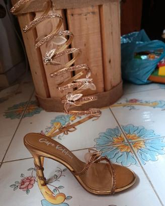 Tacchi con spirale e farfalle in dettagli