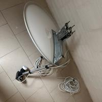 Antenna parabolica satellitare con LNB e cavo
