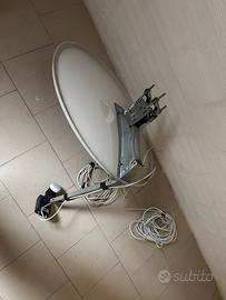 Antenna parabolica satellitare con LNB e cavo