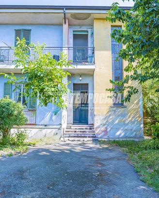 SPLENDIDA VILLA SINGOLA CON GIARDINO PRIVATO